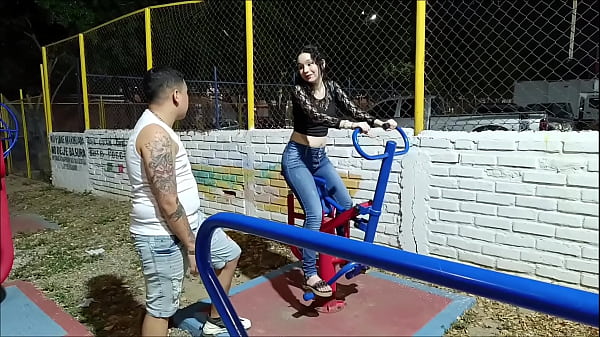 Image VISITO A MI VECINA EN EL PARQUE MIENTRAS ELLA HACE EJERCIO - le encanta verme hacer ejercicio
