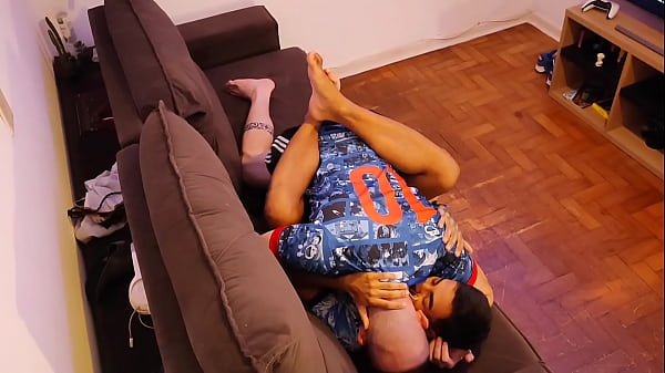 Image dois amigos s&atilde_o flagrados se pegando depois do futebol
