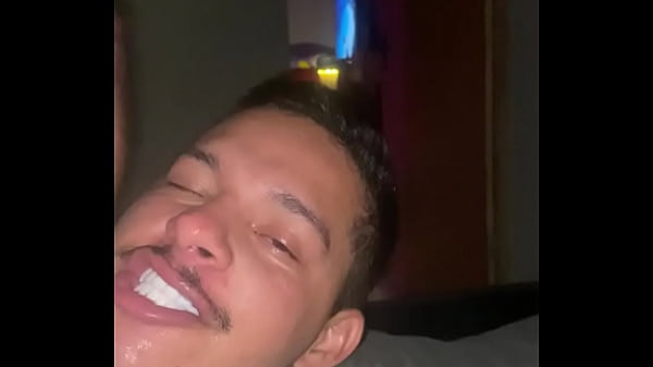 Image Fui no Shopping e vi o Pacote grosso na bermuda desse cara quando ele me viu ele pegou no PAU e me chamou e acabou indo pra casa dele da bem gostoso pra ele