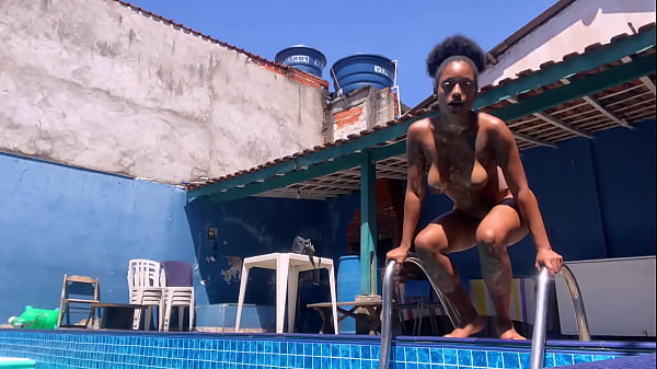 Image Dan&ccedil_ando funk peladinha no quintal de casa