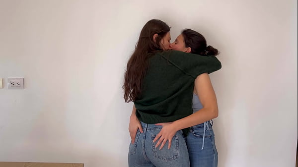 Image Cumplo mi fetiche de tener sexo l&eacute_sbico con jeans.