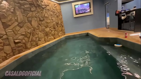 Image Sa&iacute_mos da festa e acabamos na piscina fazendo uma suruba gostosa