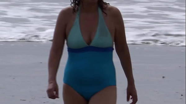 Image I expose myself on the beach and before fucking a stranger, I urinate in front of him