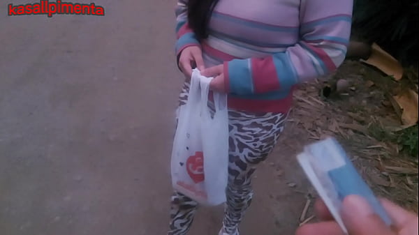 Image transando com uma gostosa de uma comunidade sem camisinha, por algumas notas, safado goza at&eacute_ no cuzinho dela!
