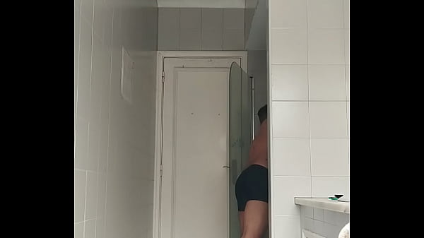 Image Sexy guy in black beach shorts shaving
