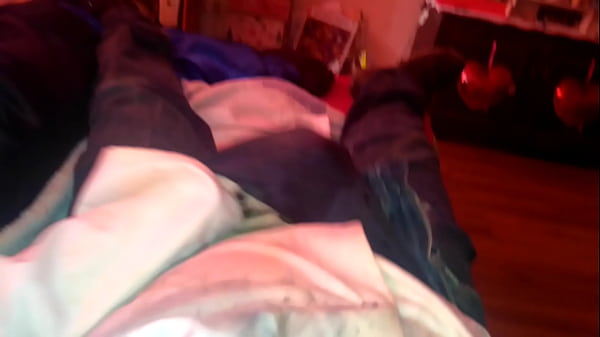 Image trzepie kutasa w brudnych ubraniach i szczam
