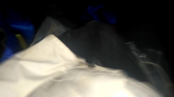 Image ręczna robota w śmierdzących ciuchach