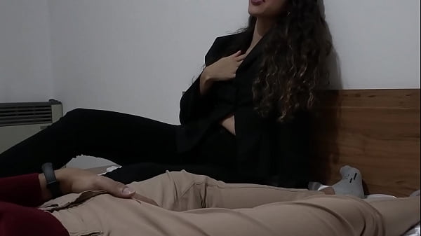 Image JOI Real Jefa da instrucciones a su asistente para que se corra en su boca y tragarse la leche