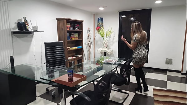 Image Xxxtime - Mara entra a la oficina de su jefe y cuando la descubren le chupa la polla a su jefe
