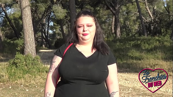 Image Jade, une ronde tr&egrave_s coquine qui adore l'exhib