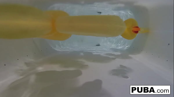 Image Sexy Nadia takes a bath with some rubber duckies