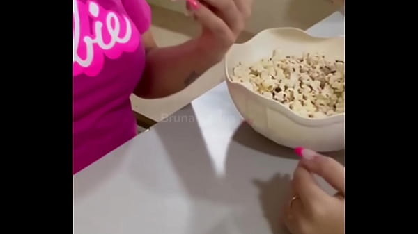 Image NOITE QUENTE DAS SAFADAS, CHAMEI MINHA AMIGA PRA COMER PIPOCA E FAZER BRIGADEIRO E ACABAMOS SE LAMBUZANDO E SE CHUPANDO GOSTOSO