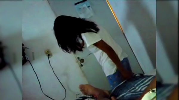 Image Esto es lo que pasa cuando el marido se va al trabajo pero regresa porque es festivo. Nena infiel: LE GUSTA POR EL CULO y se mete al cuarto de su amigo para darle sentones.