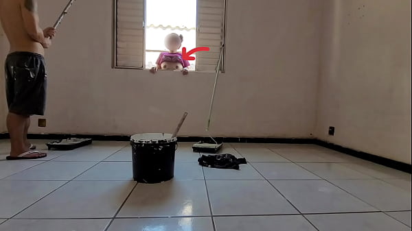 Image dona de casa casada trai seu marido com pintor do pau grande