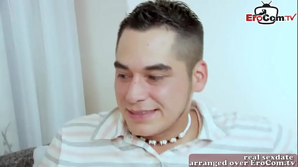 Image Nettes britisches teenie mit kleinen titten versucht ihren ersten porno