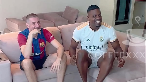 Image Fui assistir o jogo na casa do meu amigo ele perdeu a aposta foi buscar a cerveja enquanto isso eu deu uma surra de piroca na ESPOSA GOSTOSA na frente do CORNO SEM CAMISINHA marido feliz e a esposa tomou BANHO DE LEITE - Lina Nakamura - John Coffee