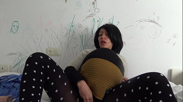Image british hot wife masturbating her hairy pussy while 9 months pregnant
