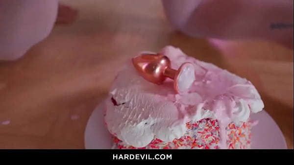 Image MESSY CAKE SMOOSH - Scarlet Chase