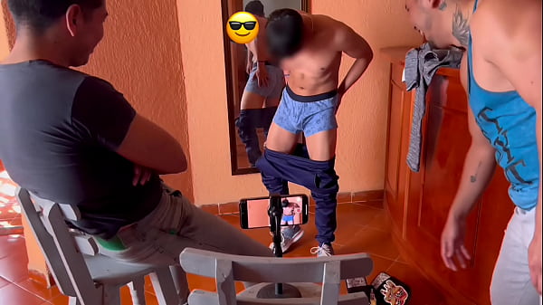 Image Una sesi&oacute_n de fotos al Twink heterosexual del gym. Se qued&oacute_ en pelotas y le chupamos su pito hermoso