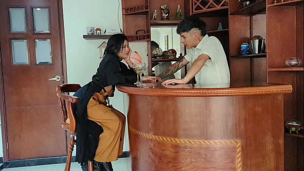 Image Una cliente viene a mi bar y me ofreve dinero por meterse mi pene a la boca