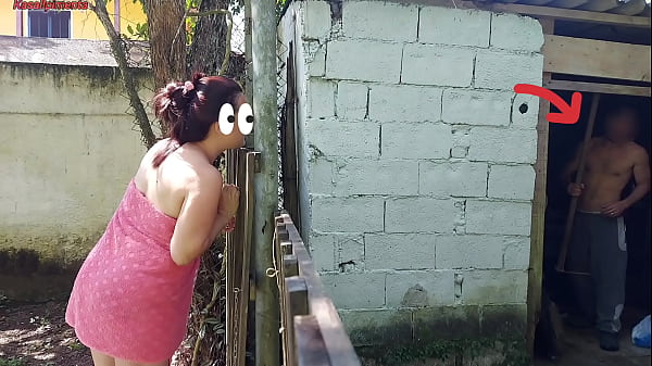 Image Chuveiro n&atilde_o funciona, mulher casada pede ajuda ao zelador da fazenda usando apenas uma toalha e paga com sexo