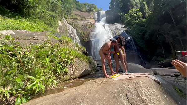 Image V&iacute_deo amador bastidores podendo a pretinha 18 na cachoeira no ar livre (COMPLETO NO RED E NO CHER)