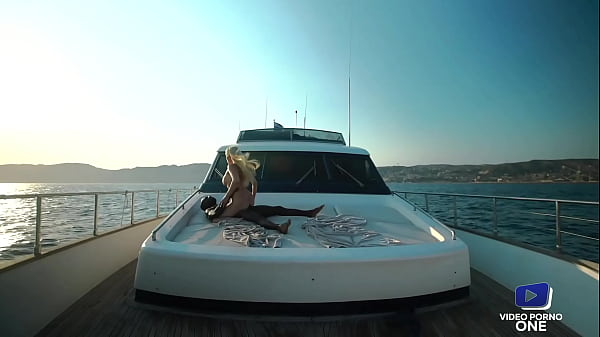 Image Une milf blonde bais&eacute_e sur un bateau