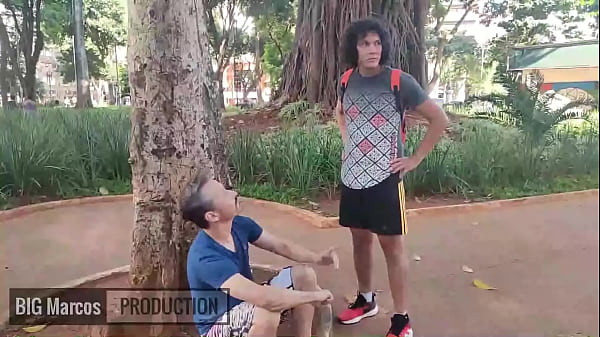 Image O estrangeiro estava procurando uma casa de putaria, mas acabou indo sentar na rola do Big Marcos