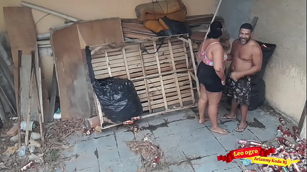 Image Gordinha gostosa deu o cu para o cunhado na casa abandonada...