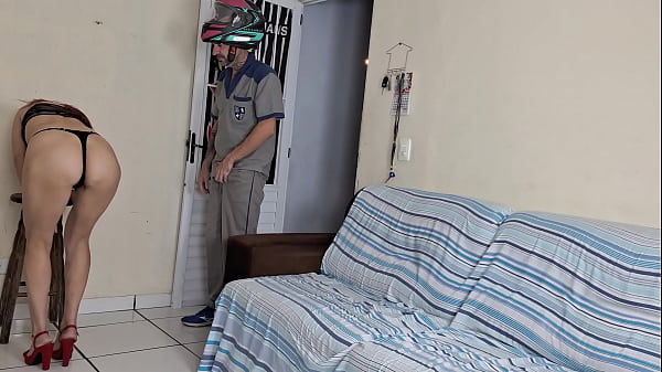 Image Marido manda esposa receber entrega do motoboy s&oacute_ de calcinha