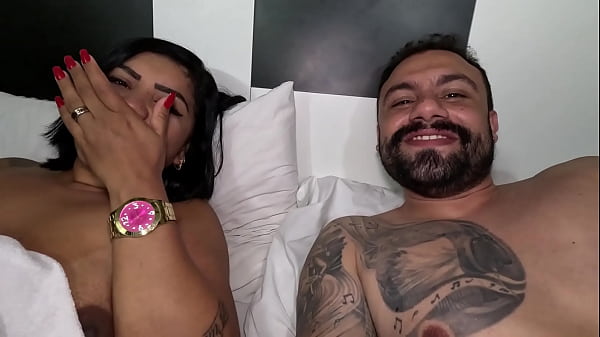Image Um casal no motel com amigo e uma trans gozando na boquinha dela