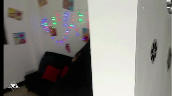 Image El cachondo de mi hermanastro se mantiene mirando mi culo, le voy a dar lo que quiere para que me meta su verga