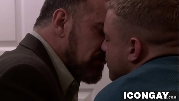 Image Gorgeous Ian Levine gets private sex lessons from Max