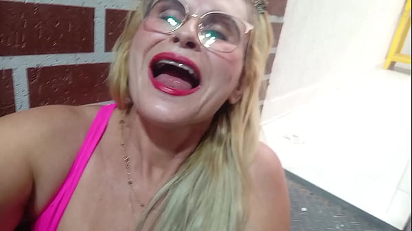 Image Eu sal&atilde_o de beleza com tes&atilde_o siririca escondido com escova de cabelo