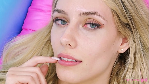 Image Hot blonde naked close-up
