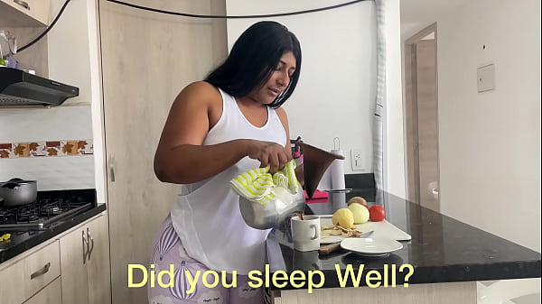 Image Madrastra intenta hacer el desayuno y termina comi&eacute_ndose la polla de su hijastro