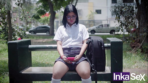 Image T&iacute_mida colegiala de 18 a&ntilde_os culona no va a clases y es pillada por desconocido de verga enorme.