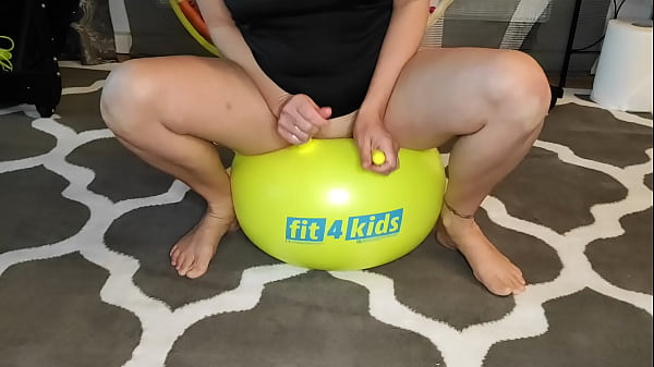 Image Gymnastikball kann auch spa&szlig_ machen und zum squirten bringen