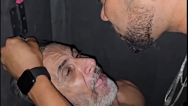 Image Homem maduro se deliciando no penes de um trabalhador que pediu um sexo oral. - FULL RED
