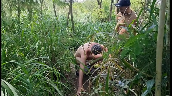 Image Maduro Trabalhador da fazenda trepando com servente de pedreiro dentro do mato