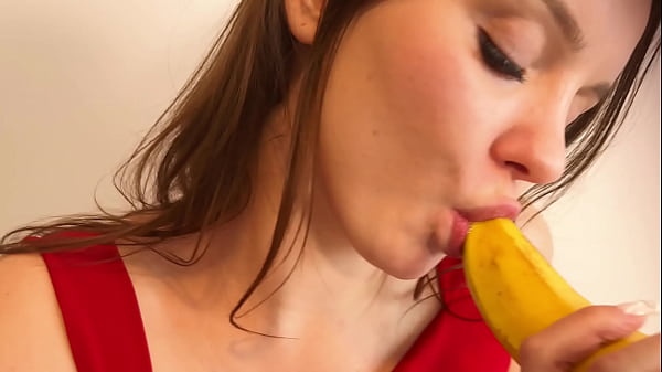 Image Maddy Nelson fucks her ass with a banana