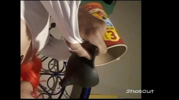 Image dos videos en uno bebiendo orina