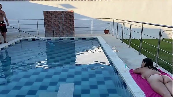 Image me ba&ntilde_o en la piscina y mi padrastro me calienta y terminamos follando