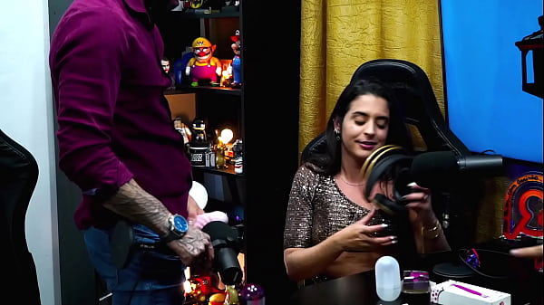 Image O Marido deixou o Ruan encher o rab&atilde_o dela de tapa ainda os dois abriu pra mostrar o cuzinho dela - Havena Cep & Pierre Cep - Podcast P&aacute_pum no Barraco! Completo no SHEER RED