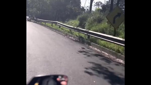 Image Chamei uma Uber moto feminina ela parou na bera da estrada pra chupar meu pinto . A safada quis uma aventura diferente Video completo no sheer!