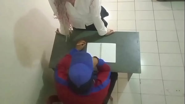 Image Linda ALUMNA de COLEGIO p&uacute_blico busca mejorar su nota