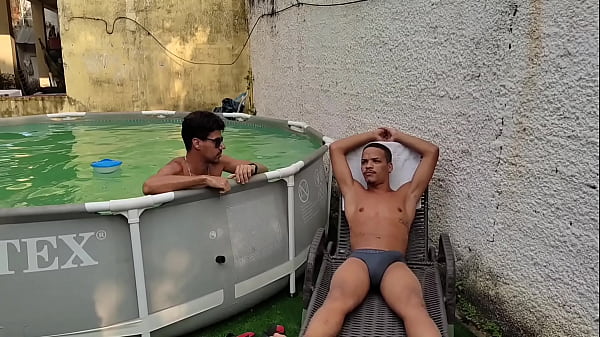 Image Amigos tomavam banho de piscina e acabaram transando Ali mesmo , sexo bareback
