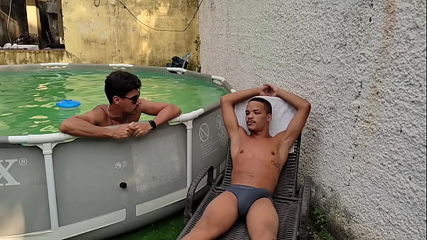 Image Amigos tomavam banho de piscina e acabaram transando Ali mesmo , sexo bareback