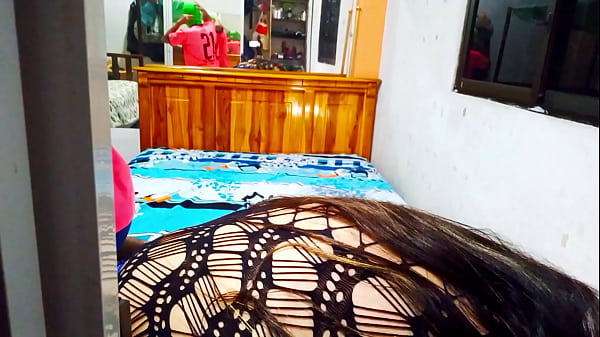 Image MADRASTRA MONTA COMO UNA MAESTRA DEL SEXO A LA GRAN POLLA DE SU HIJASTRO RECIEN CASADO. ELLA LE OFRECE LAS MEJORES LECCIONES DE SEXO PARA MANTENER CONTENTA A LA ESPOSA DEL HIJASTRO. SEXO CASERO REAL