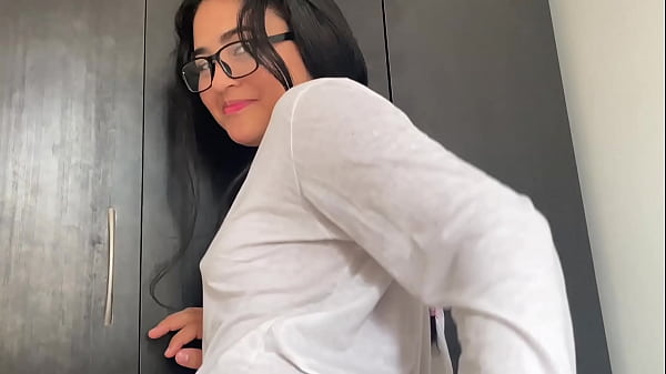 Image Mi Hermanastra entra a mi cuarto para follar conmigo y me pide que me corra en su cara